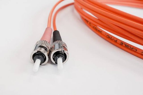 Pourquoi utiliser de câbles à fibre optique dans votre baie de brassage d'entreprise?